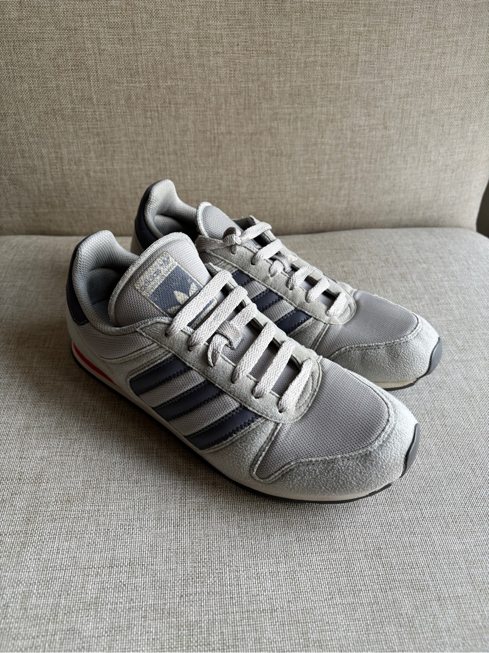 Adidas Originals Men’s Light Gray Retro Runner Sneakers Vintage 2009